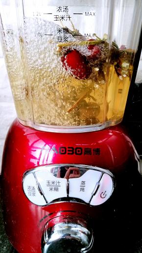 30分钟后颜色成褐色，益母草香味浓郁。