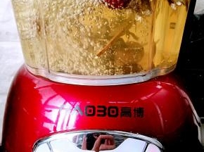 30分钟后颜色成褐色，益母草香味浓郁。