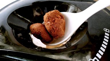 调入红糖，在煲汤30分钟。