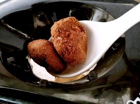 调入红糖，在煲汤30分钟。