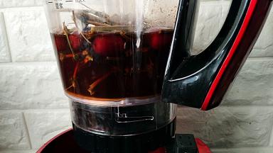 最后汤汁浓郁，颜色成暗红色，就可以断电饮用了。