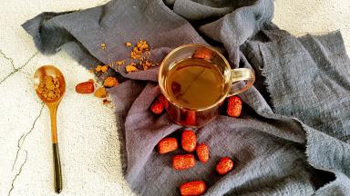 这个属于滋补的要用茶水，所以要趁热饮用效果最佳。