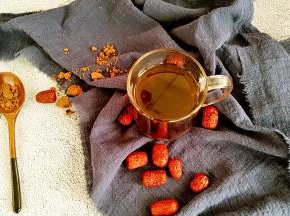 这个属于滋补的要用茶水，所以要趁热饮用效果最佳。