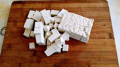 豆腐切成等量的小方块。