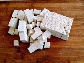 豆腐切成等量的小方块。
