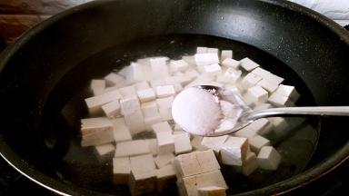 锅中注水烧开，放入豆腐，盐2克进行焯水1分钟。