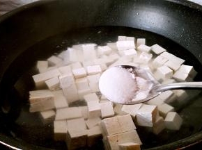 锅中注水烧开，放入豆腐，盐2克进行焯水1分钟。