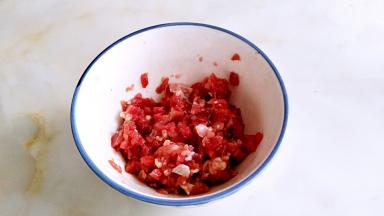 猪肉切末，放入盐1克，米酒，生抽1茶匙搅拌一下，腌制一会。