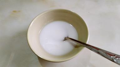 淀粉用清水溶解。