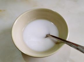 淀粉用清水溶解。
