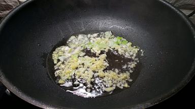 锅中放油烧热，放入葱姜蒜炝锅出味。