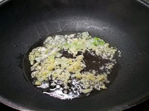 锅中放油烧热，放入葱姜蒜炝锅出味。