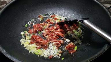 倒入肉末煸炒变色。