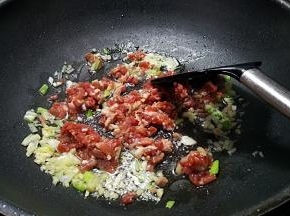 倒入肉末煸炒变色。