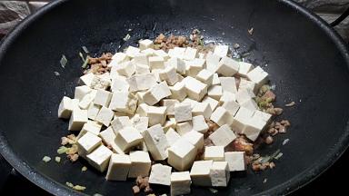 倒入豆腐，中小火翻炒几下。