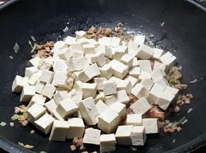 倒入豆腐，中小火翻炒几下。