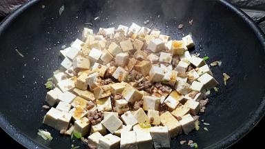 淋入生抽，酱油进行翻炒上色。