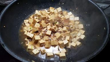 倒入半碗清水，盖上锅盖中火烧5分钟。