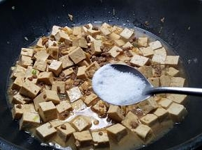 调入盐拌匀。