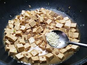 调入鸡精。