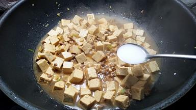 淀粉水分次加入。