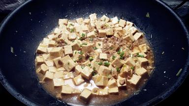 汤汁浓厚，撒上适量葱碎即可断火出锅。