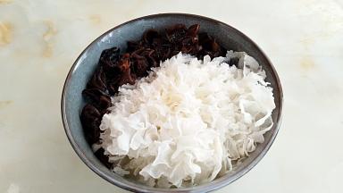 黑木耳用开水戳水1分钟，去掉根部，银耳泡发。