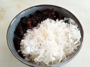 黑木耳用开水戳水1分钟，去掉根部，银耳泡发。