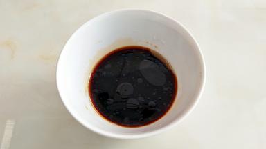料汁提前配好，生抽，味精，味极鲜，盐，香油，砂糖拌匀。