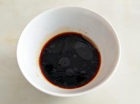 料汁提前配好，生抽，味精，味极鲜，盐，香油，砂糖拌匀。