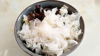 泡发的双耳撕成小朵。