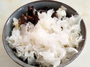 泡发的双耳撕成小朵。
