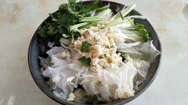 双耳中加入大葱丝，蒜末，香菜段。