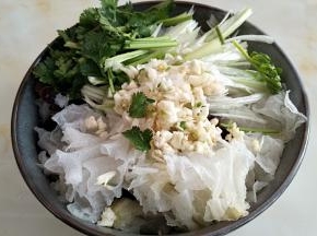 双耳中加入大葱丝，蒜末，香菜段。