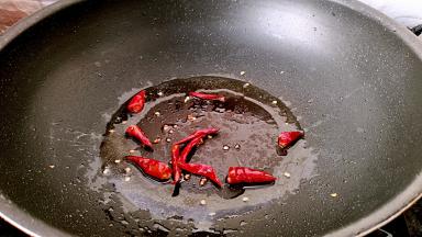 锅中放油烧热，放入辣椒炝锅出味。