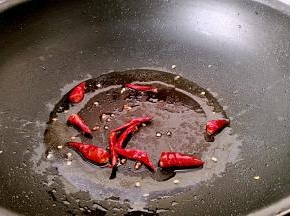 锅中放油烧热，放入辣椒炝锅出味。