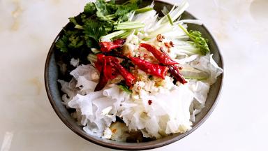 辣椒油趁热淋在蒜末上。