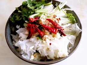 辣椒油趁热淋在蒜末上。
