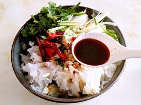 淋入料汁。