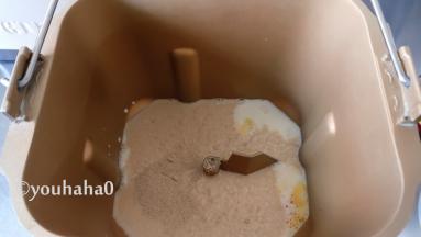 鸡蛋、牛奶、酵母放入面包机桶中