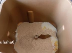 鸡蛋、牛奶、酵母放入面包机桶中