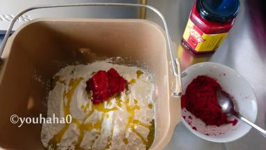 放入细砂糖、面粉、橄榄油、红曲酒糟