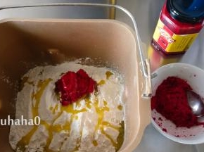 放入细砂糖、面粉、橄榄油、红曲酒糟