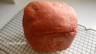 提出面包机桶，倒扣出面包，放网架放凉