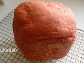 提出面包机桶，倒扣出面包，放网架放凉