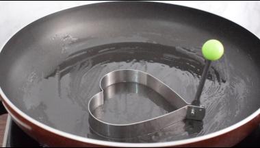 平底锅刷食用油，放入模具后在模具里刷一遍食用油后预热一分钟