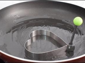 平底锅刷食用油，放入模具后在模具里刷一遍食用油后预热一分钟