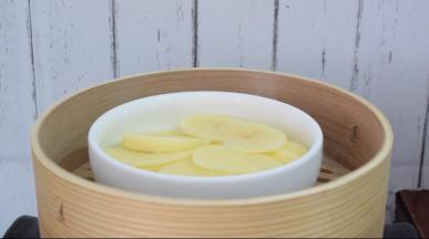 土豆去皮切成薄片上锅蒸熟