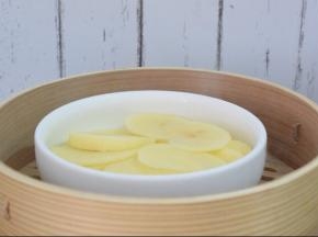 土豆去皮切成薄片上锅蒸熟