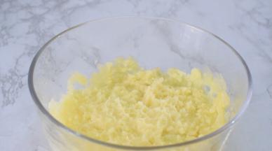 蒸熟的土豆用压泥器压成泥